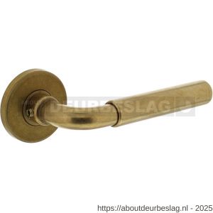 Intersteel Living 0215 deurkruk Palma met rozet verdekt diameter 49x7 mm messing getrommeld - R26007904 - afbeelding 1