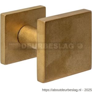 Intersteel Living 3930 voordeurknop vierkant 64x64 mm op achterplaat 54x54 mm verkropt éénzijdige montage PVD messing getrommeld - R26010934 - afbeelding 1