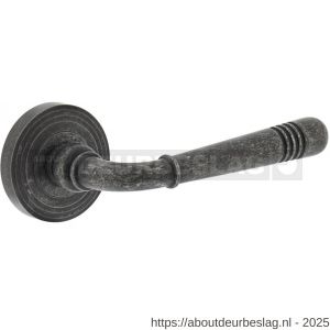 Intersteel Living 1725 deurkruk Helena op rozet verdekt met rillen diameter 55x10 mm met nokken oud grijs - R26006747 - afbeelding 1