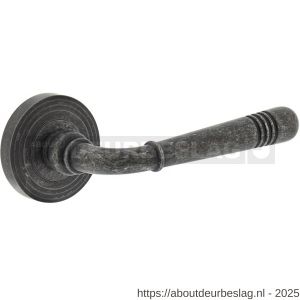 Intersteel 1725 deurkruk gatdeel rechts Helena op rozet verdekt met rillen diameter 55x10 mm met nokken oud grijs - R26008142 - afbeelding 1