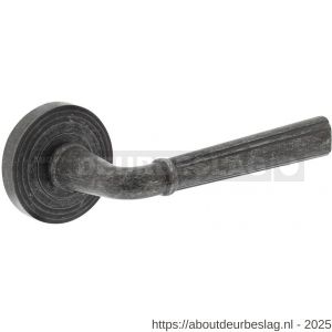 Intersteel Living 1735 deurkruk Bellevue op rozet verdekt met rillen diameter 55x10 mm met nokken oud grijs - R26006748 - afbeelding 1