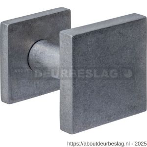 Intersteel 3930 voordeurknop vierkant 64x64 mm op achterplaat 54x54 mm verkropt éénzijdige montage RVS getrommeld - R26010852 - afbeelding 1