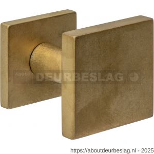 Intersteel Living 3930 voordeurknop vierkant 64x64 mm op achterplaat 54x54 mm verkropt éénzijdige montage PVD messing getrommeld - R26010934 - afbeelding 1