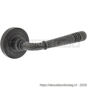 Intersteel Living 1725 deurkruk Helena op rozet verdekt met rillen diameter 55x10 mm met nokken oud grijs - R26006747 - afbeelding 1