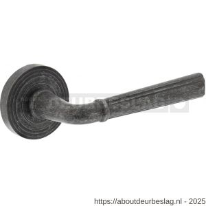 Intersteel Living 1735 deurkruk Bellevue op rozet verdekt met rillen diameter 55x10 mm met nokken oud grijs - R26006748 - afbeelding 1
