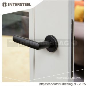 Intersteel Living 0464 deurkruk Sora met rozet verdekt diameter 49x7 mm met nokken zwart - R26009894 - afbeelding 3
