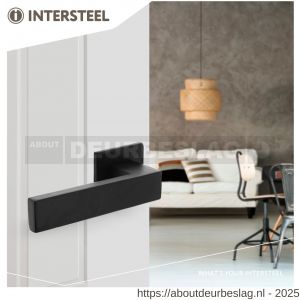 Intersteel Living 0923 deurkruk Amsterdam met rozet verdekt 50x50x5 mm met nokken structuur zwart - R26011022 - afbeelding 4
