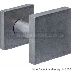 Intersteel 3930 voordeurknop vierkant 64x64 mm op achterplaat 54x54 mm verkropt éénzijdige montage RVS getrommeld - R26010852 - afbeelding 1