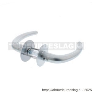 P+E 8698 deurkruk Sabel op ronde rozet 8 mm stift RVS geborsteld - Y26500085 - afbeelding 1