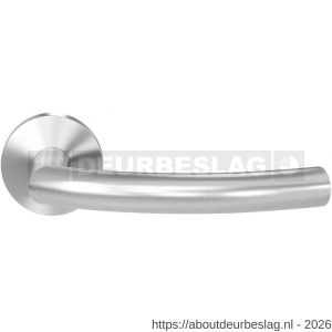 GPF Bouwbeslag RVS GPF1075.09-00 Tonga deurkruk op rond rozet RVS 50x8 mm RVS geborsteld - R21009231 - afbeelding 1