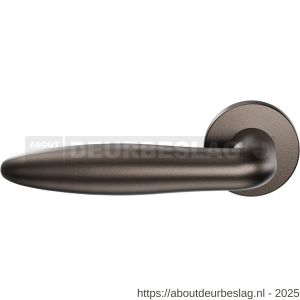 GPF Bouwbeslag Anastasius GPF1315.A1-00 L/R Pepe deurkruk gatdeel op rond rozet 50x8 mm links-rechtswijzend Dark blend - R21010046 - afbeelding 1