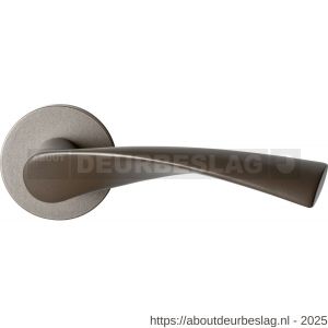 GPF Bouwbeslag Anastasius GPF1340.A3-00 Kino deurkruk op rond rozet 50x8 mm links-rechtswijzend Mocca blend - R21010622 - afbeelding 1