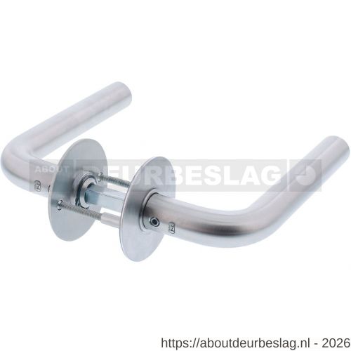 P+E 8115 deurkruk L-model op ronde rozet 8 mm stift RVS geborsteld - R26500077 - afbeelding 1